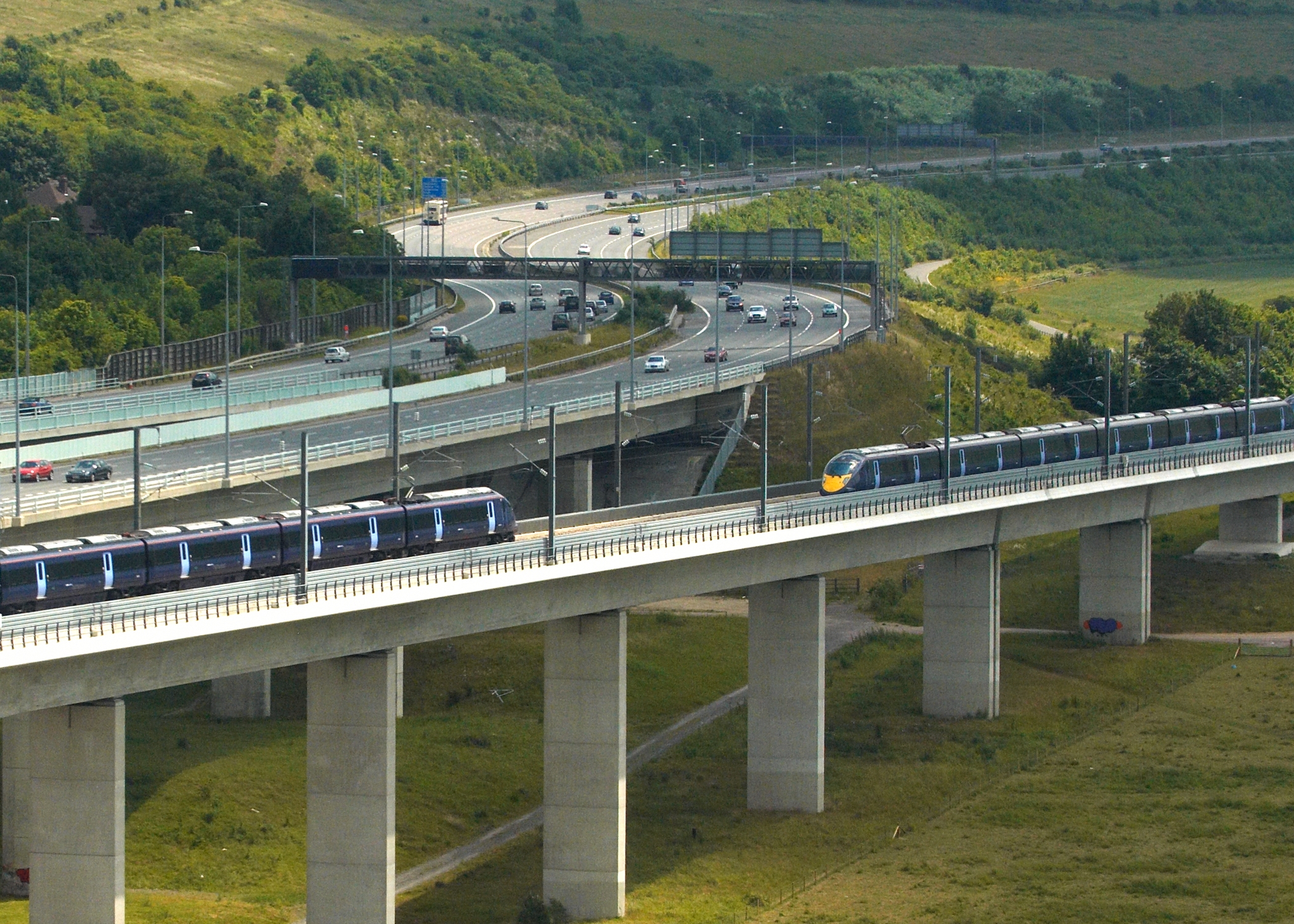 (c) Southeastern

hitachi dans le kent

viaduc de medway