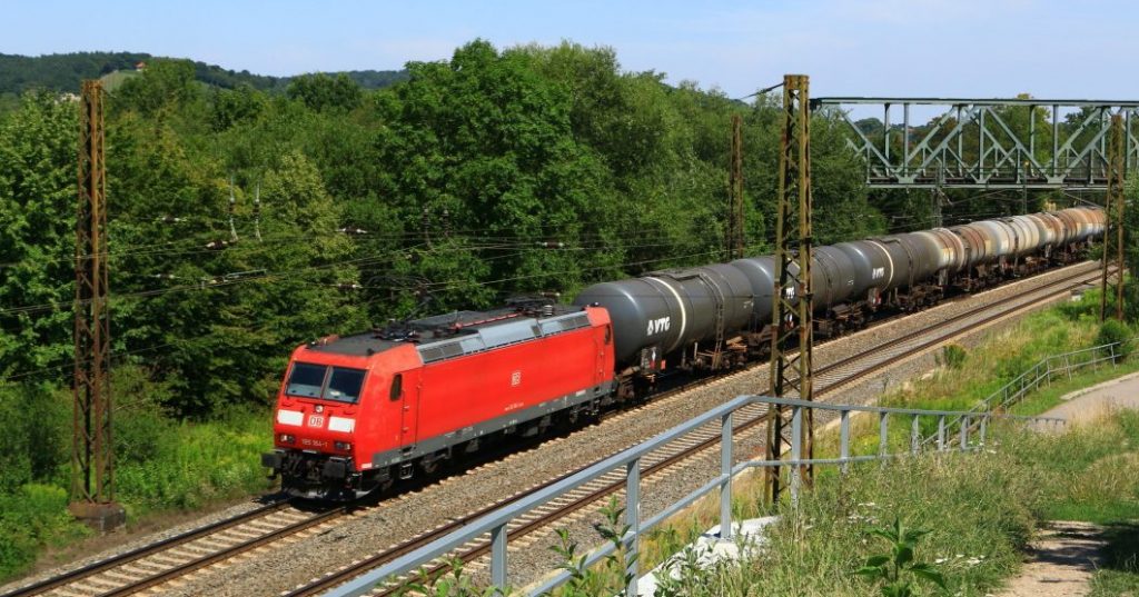 Ellok der Baureihe 185 mit einem Kesselwagenzug bei der Einfahrt in Naumburg an der Saale