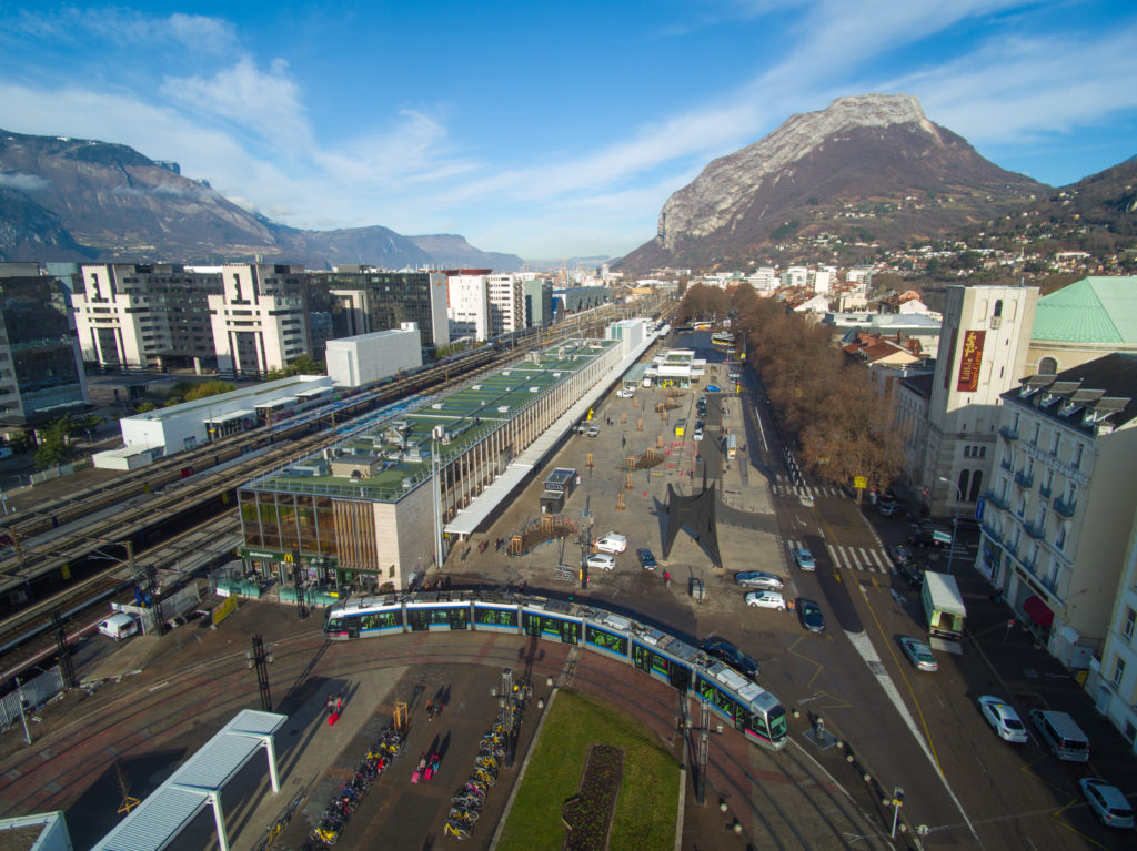 Vendredi 3 février 2017
Parvis de la gare de Grenoble, vu d'un drone
Photo : © Thierry CHENU
thierry.chenu@grenoblecommunication.fr
+336 84 52 10 99 - www.grenoble.fr
Droits réservés : Ville de Grenoble © 2017
