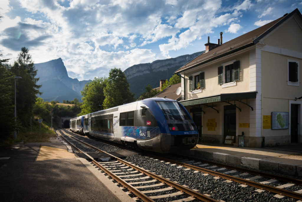Gare de Clelles-Mens avec vue sur le Mt Aiguille