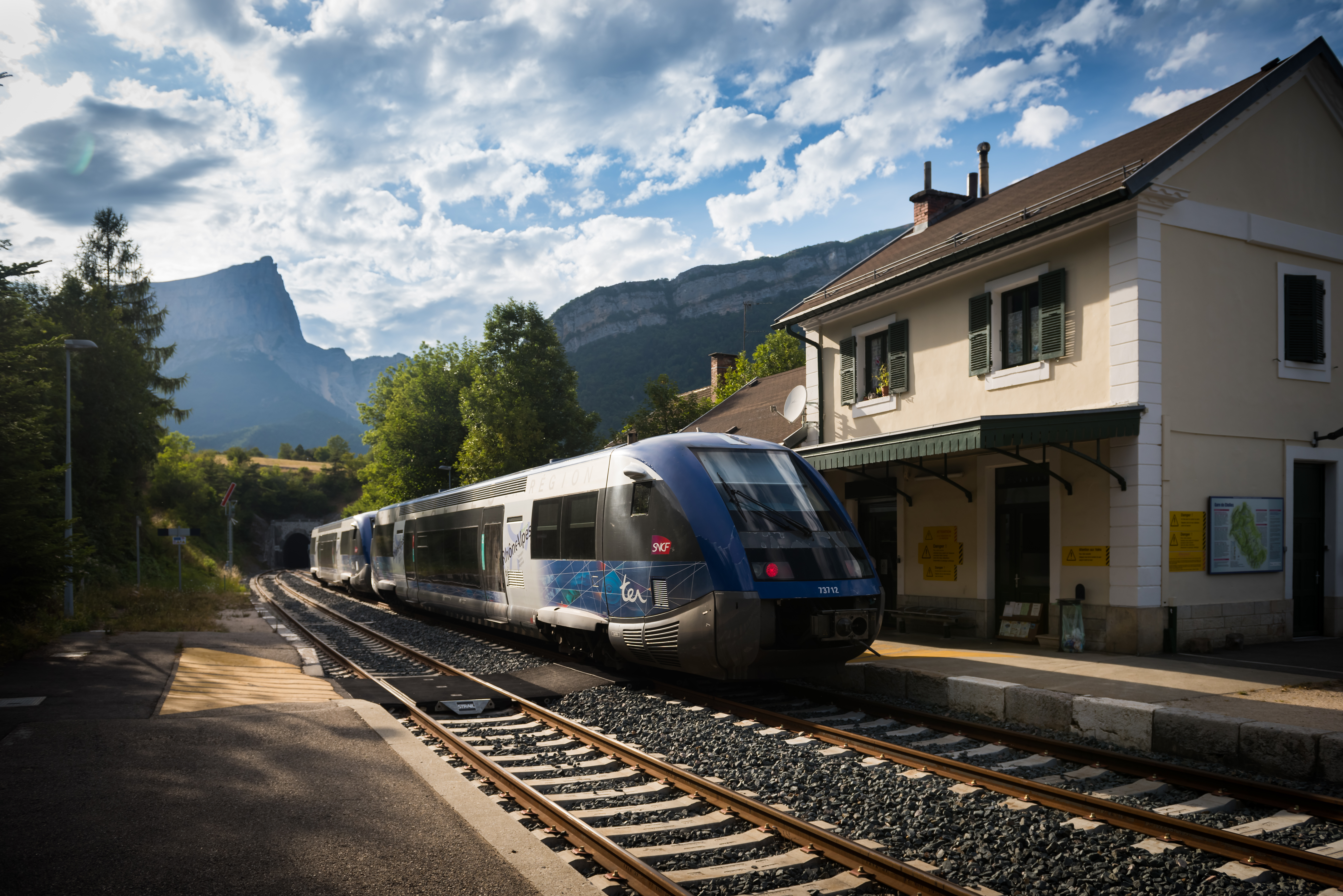 Gare de Clelles-Mens avec vue sur le Mt Aiguille