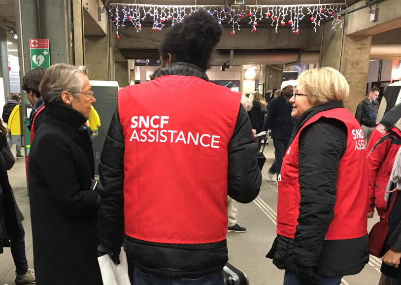 Elisabeth borne Sur place Gare #Montparnasse pour faire le point avec les équipes @SNCF, rencontrer les voyageurs, les agents et les forces de l’ordre mobilisés.