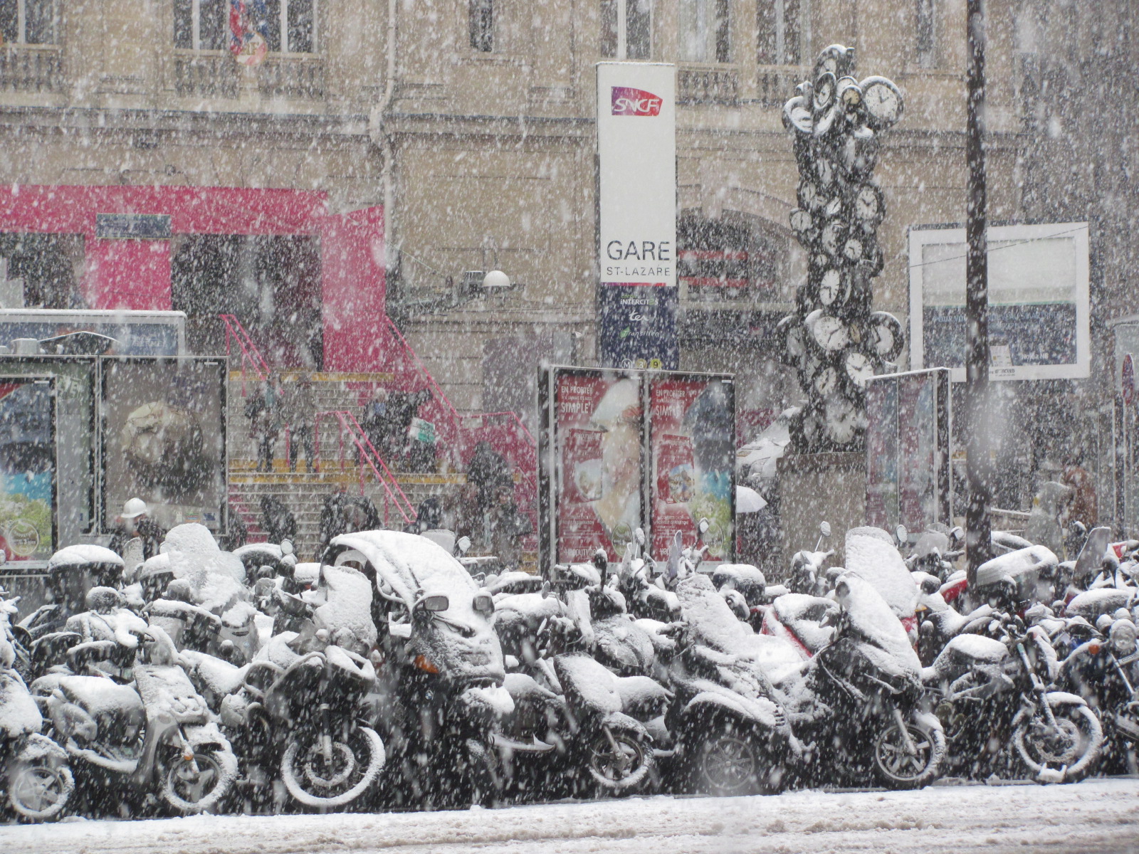 (c) Michel Andre BONO
Neige sur lIle de France St Lazare
7 décembre 2010