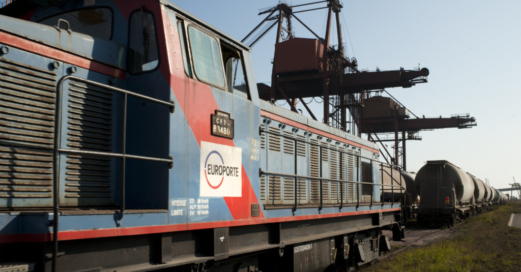 Train de fret dans le port de Dunkerque.