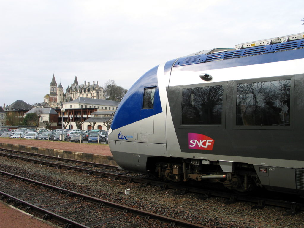 Tours - Loches :
10 000 à 35 000 véhicules circulent chaque jour sur la route départementale parallèle à cette ligne
qui ne propose que trois allers-retours quotidiens.