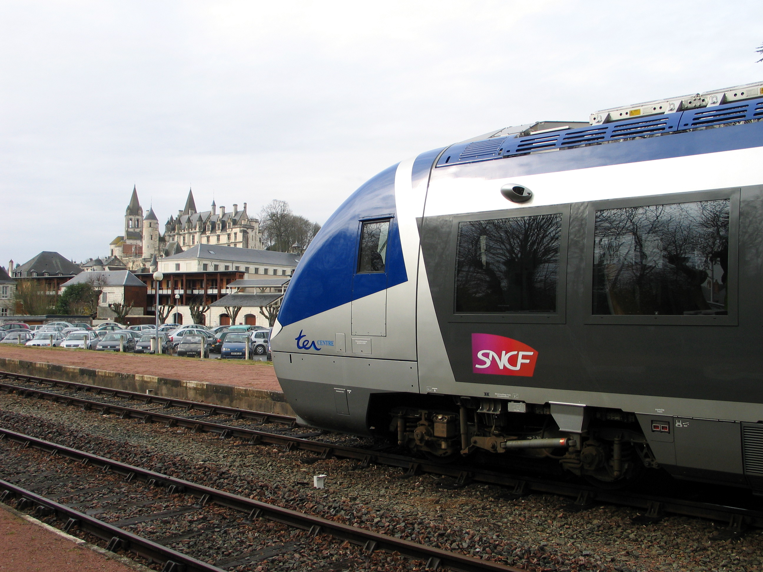 Tours - Loches : 
10 000 à 35 000 véhicules circulent chaque jour sur la route départementale parallèle à cette ligne 
qui ne propose que trois allers-retours quotidiens.