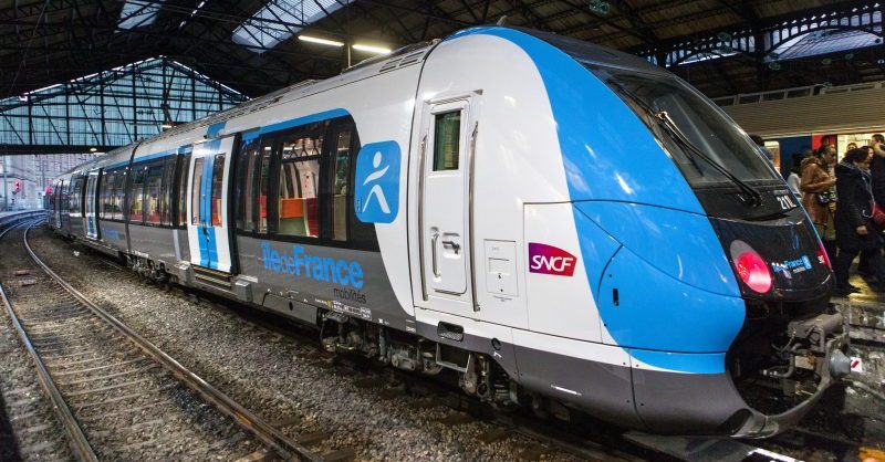 11 décembre 2017. Francilien en livrée Ile de France Mobilités sur la ligne Paris Saint Lazare -Versailles Rive Droite.