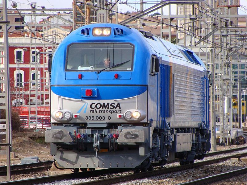 La locomotora diésel-eléctrica 335.003 de Comsa (Euro 4000 de Vossloh), parada en la salida de la estación de Martorell esperando que salga un cercanías, para retomar su marcha en dirección astellbisbal.