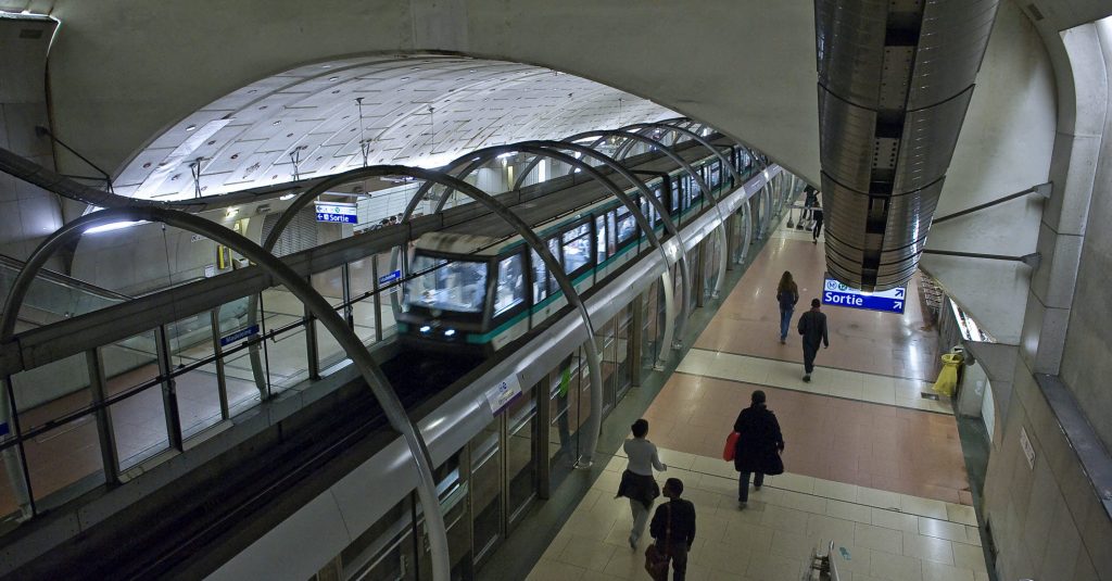 METEOR : RAME ARRIVANT A LA STATION MADELEINE SUR LA LIGNE 14.