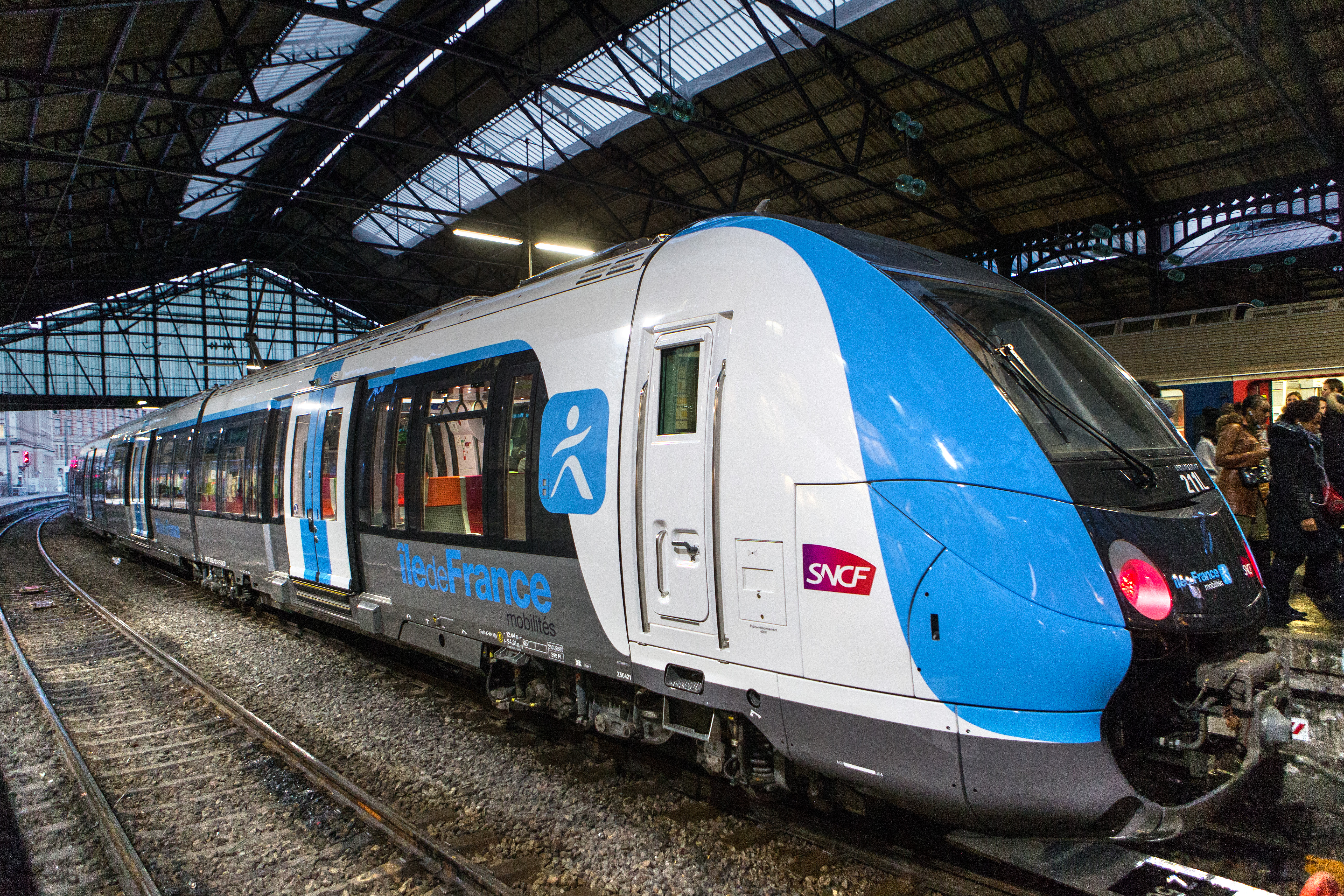 11 décembre 2017. Francilien en livrée Ile de France Mobilités sur la ligne Paris Saint Lazare -Versailles Rive Droite.