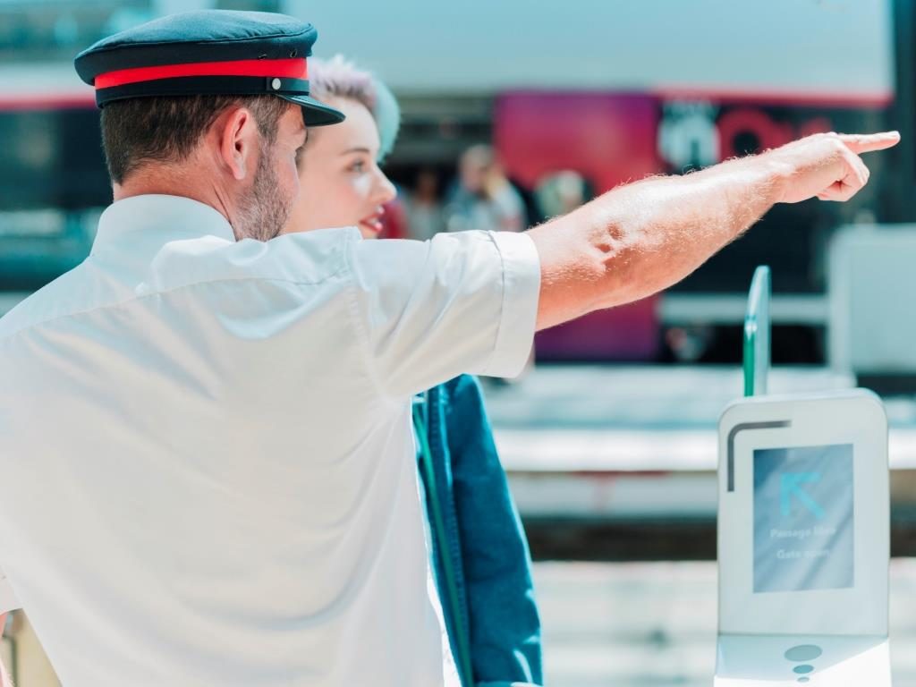 Agent SNCF quai TGV inOui