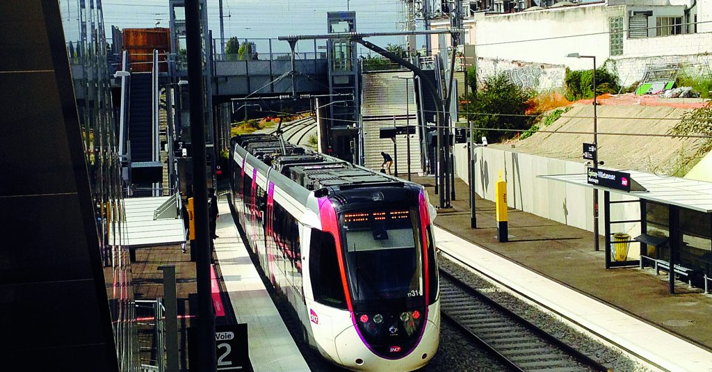 Keolis a déjà un pied dans le ferroviaire
en France, notamment via Transkeo (51 % Keolis, 49 % SNCF Mobilités), l'exploitant
du tram-train T11.