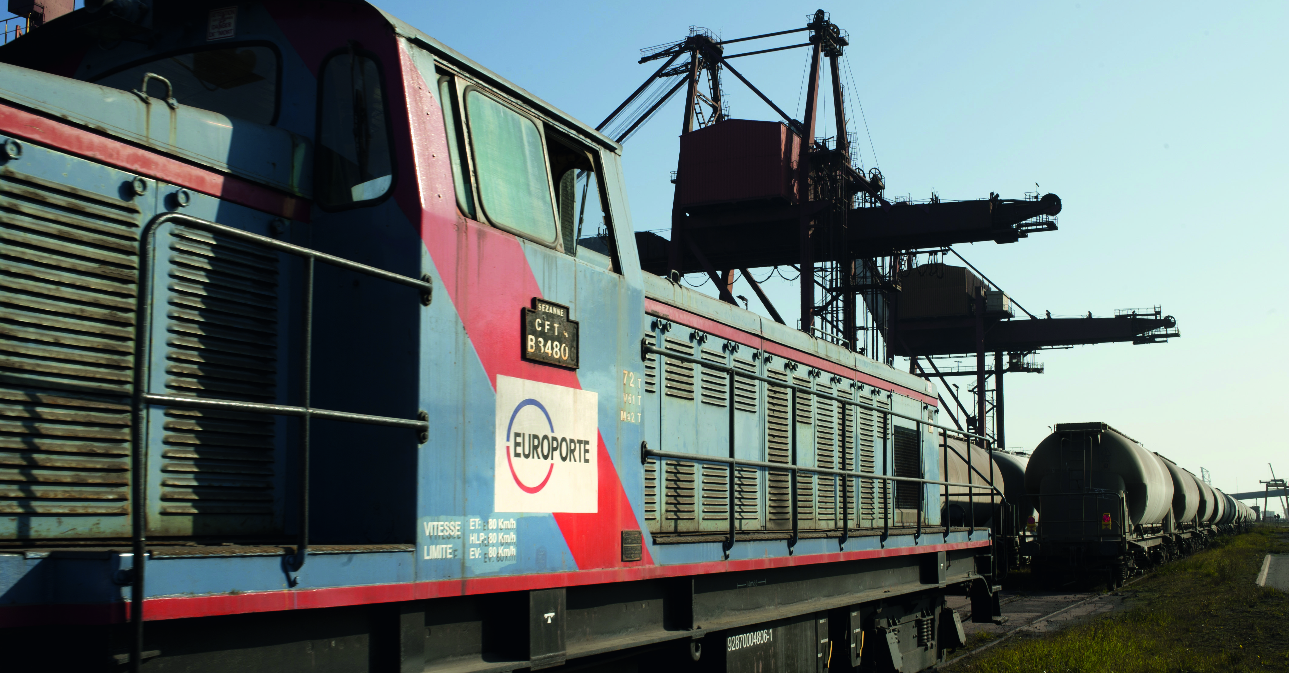 Train de fret dans le port de Dunkerque.