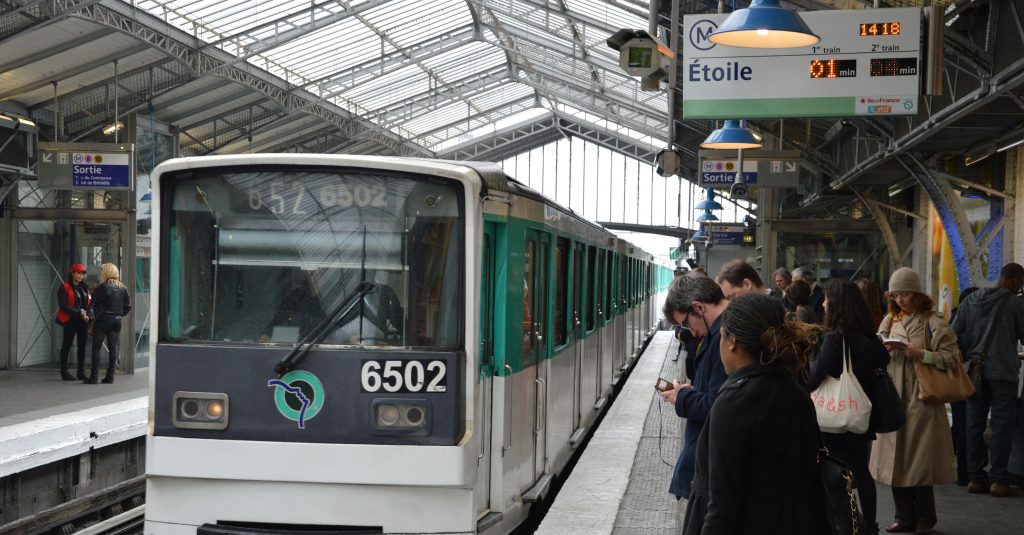 En préparation des travaux de modernisation du viaduc de la ligne 6, un nouvel aiguillage est implante a Montparnasse pour permettre le retournement des trains. La pose de l'aiguille realisee entre le 1er et le 4 mai impose la fermeture de la ligne 6 entre La-Motte-Picquet et Raspail. A la station La-Motte-Picquet, les trains effectuent un retournement avant de repartir vers Etoile, avec entree a contresens en station vers Etoile, le 2 mai 2014