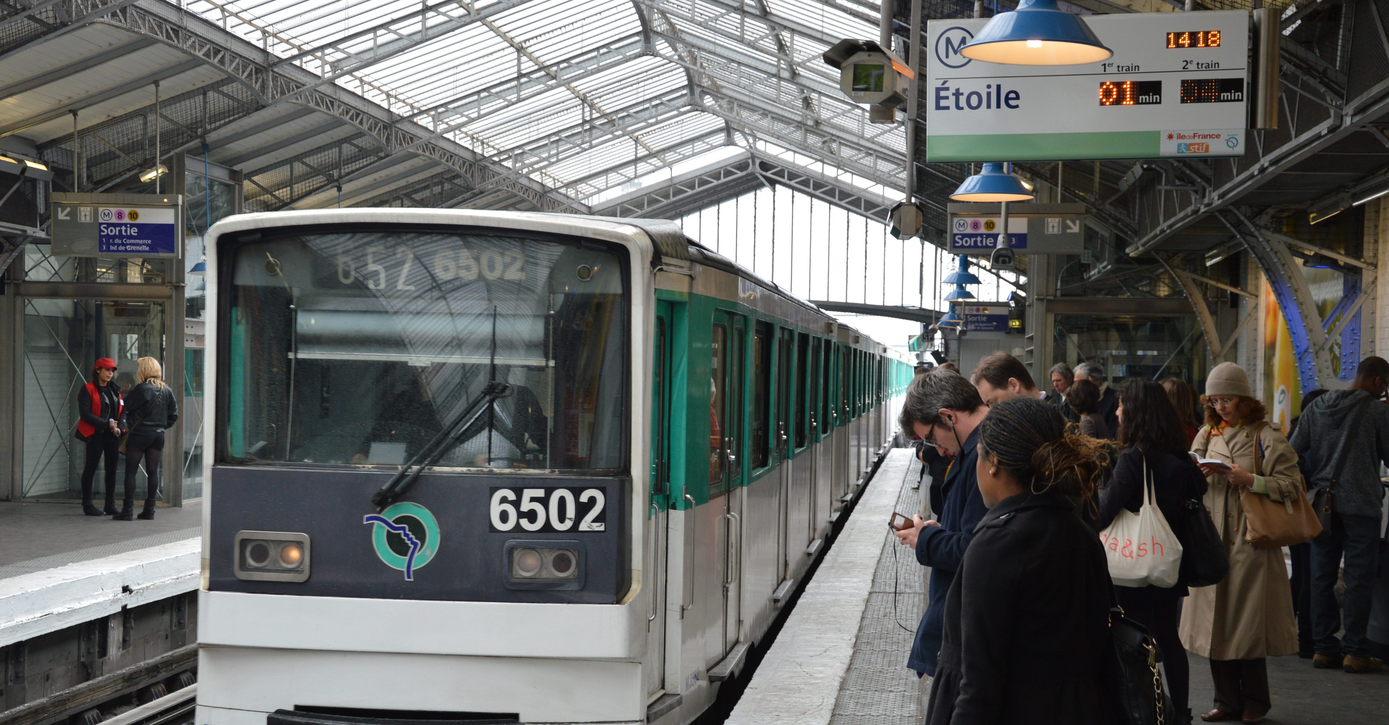 En préparation des travaux de modernisation du viaduc de la ligne 6, un nouvel aiguillage est implante a Montparnasse pour permettre le retournement des trains. La pose de l'aiguille realisee entre le 1er et le 4 mai impose la fermeture de la ligne 6 entre La-Motte-Picquet et Raspail. A la station La-Motte-Picquet, les trains effectuent un retournement avant de repartir vers Etoile, avec entree a contresens en station vers Etoile, le 2 mai 2014