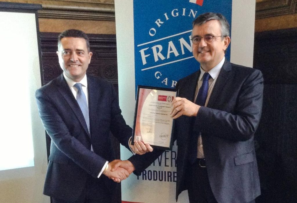 Yves Jégo remet la certification Origine France Garantie à Laurent Bouyer (Bombardier)