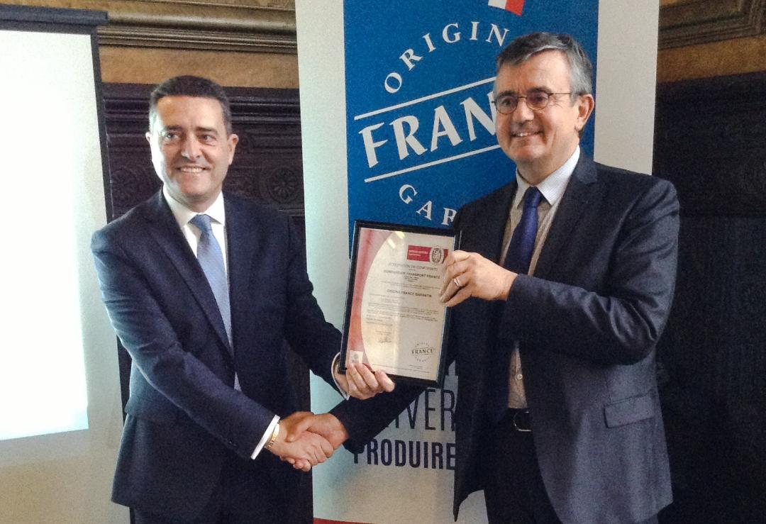 Yves Jégo remet la certification Origine France Garantie à Laurent Bouyer (Bombardier)