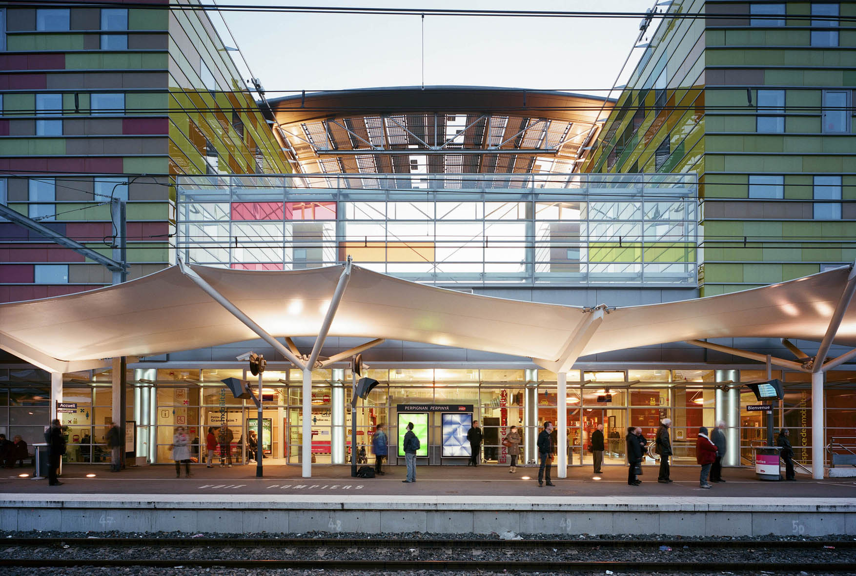 Gare de Perpignan #02
Mission photographique sur les gares du pourtour mediterraneen pour PhotoMed.
20/03/2013