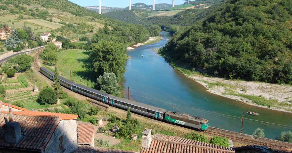 LIGNE DES CAUSSES VERS MILLAU BB 8500 VERTE
ET TRAIN CORAIL
MIDI PYRENEES-FRANCE