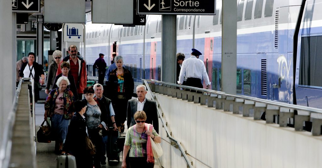TGV Duplex (ALSTOM) en gare voyageurs Lyon Part-Dieu - Rampe d'acces aux quais.