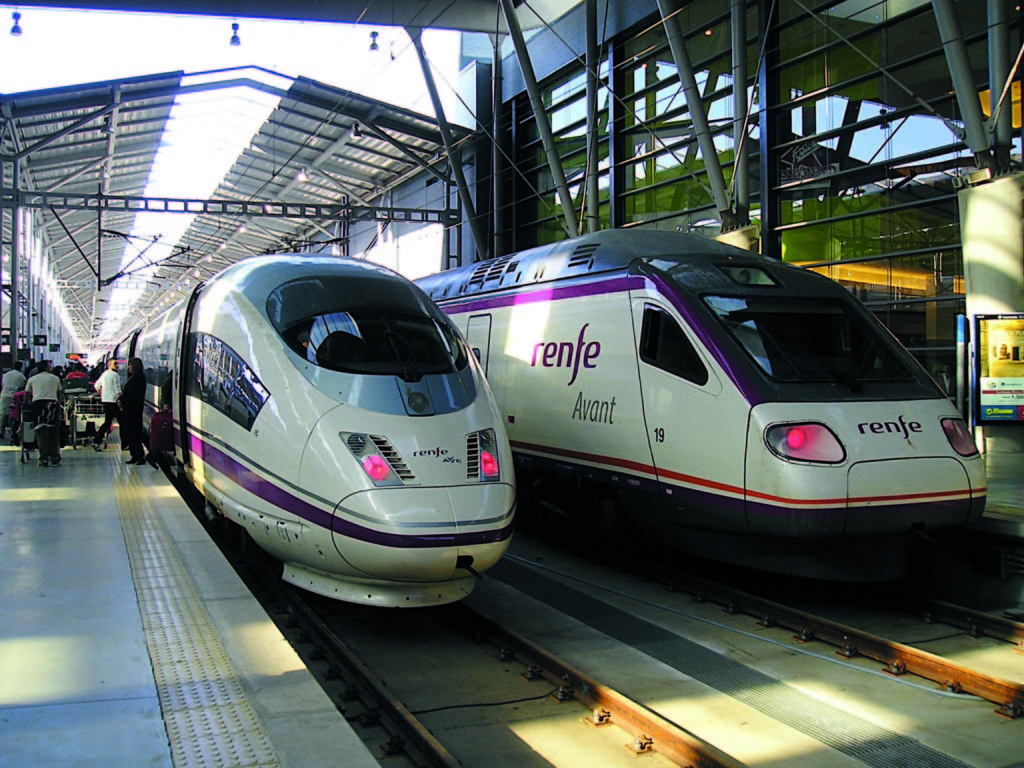Spanish high speed trains AVE Class 103 and Avant Class 104, Malaga, Maria Zambrano stationoctobre 2008(c) CC - Glucke