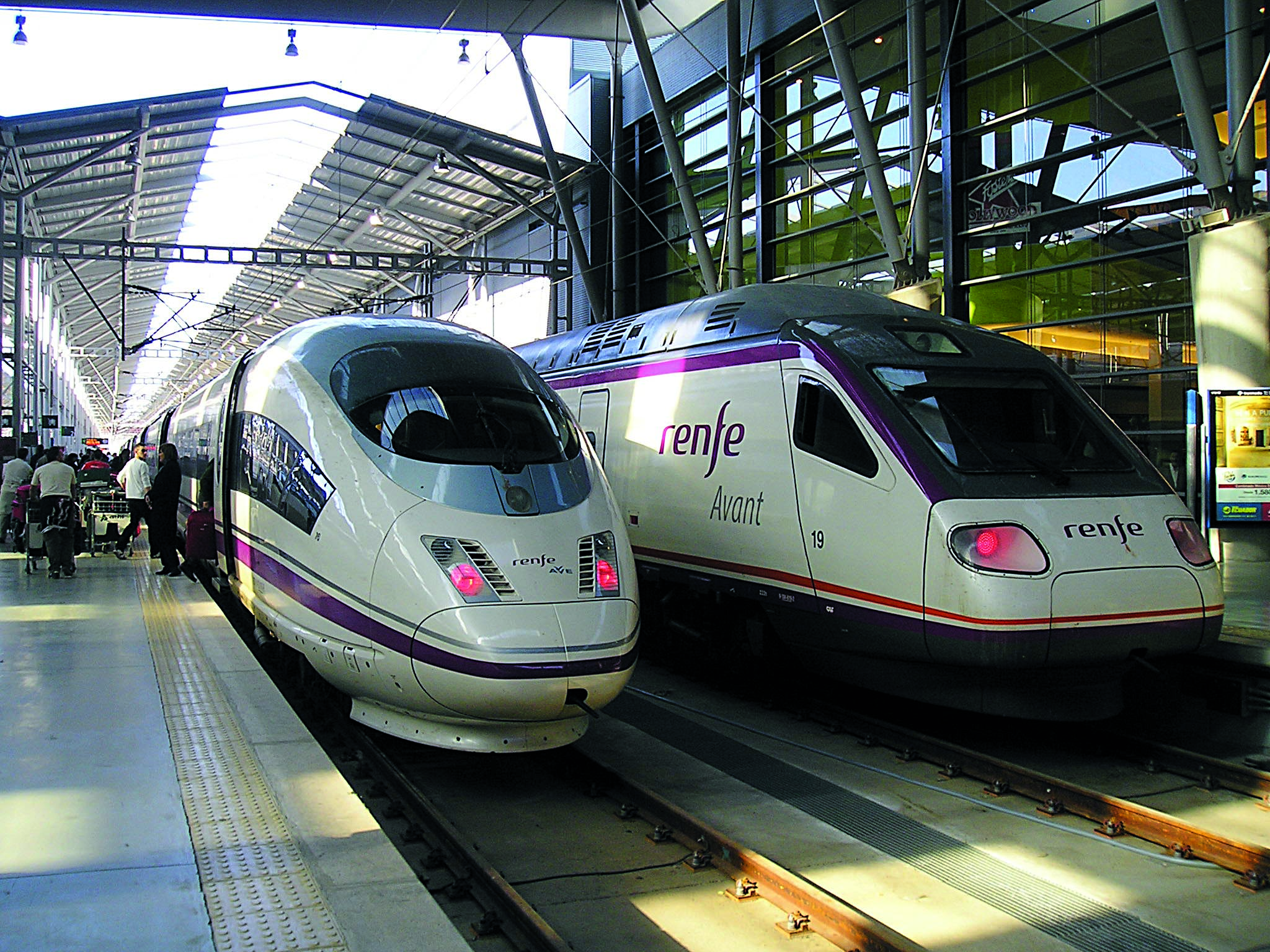 Spanish high speed trains AVE Class 103 and Avant Class 104, Malaga, Maria Zambrano stationoctobre 2008(c) CC - Glucke