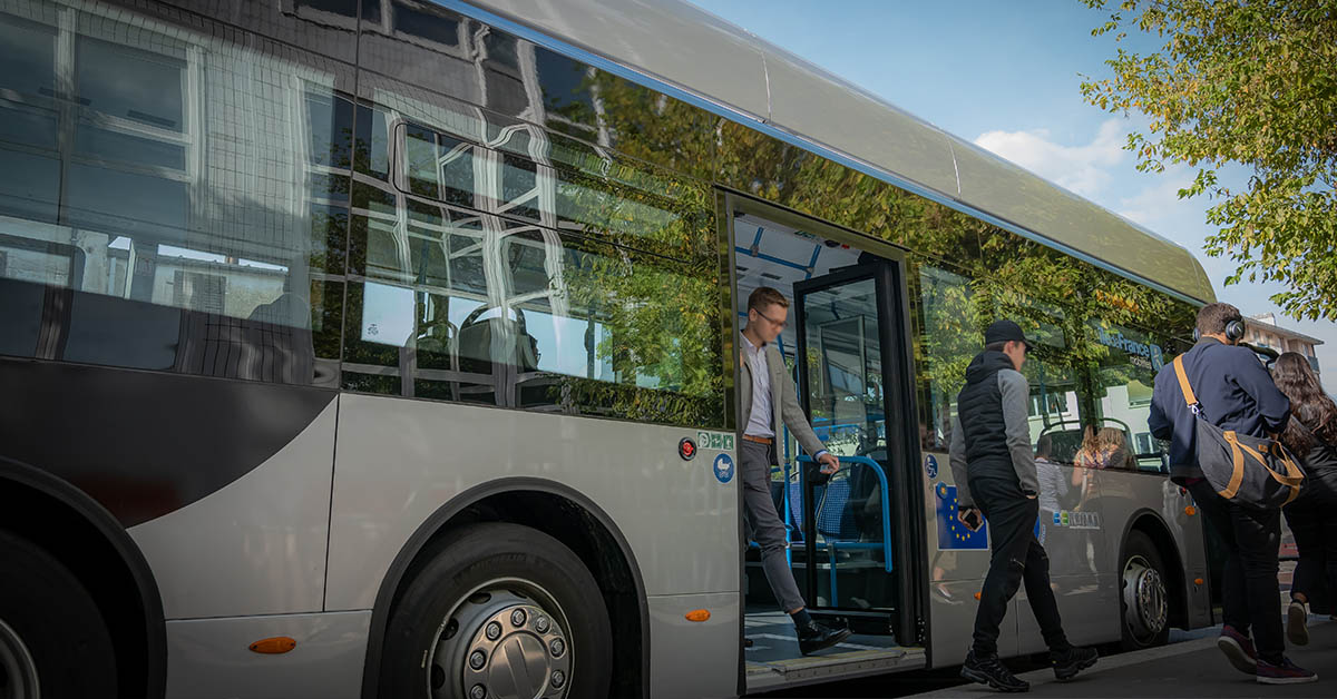 Le bus à hydrogène sur la ligne 264 entre Jouy-en-Josas et la gare routière de Versailles Chantier.