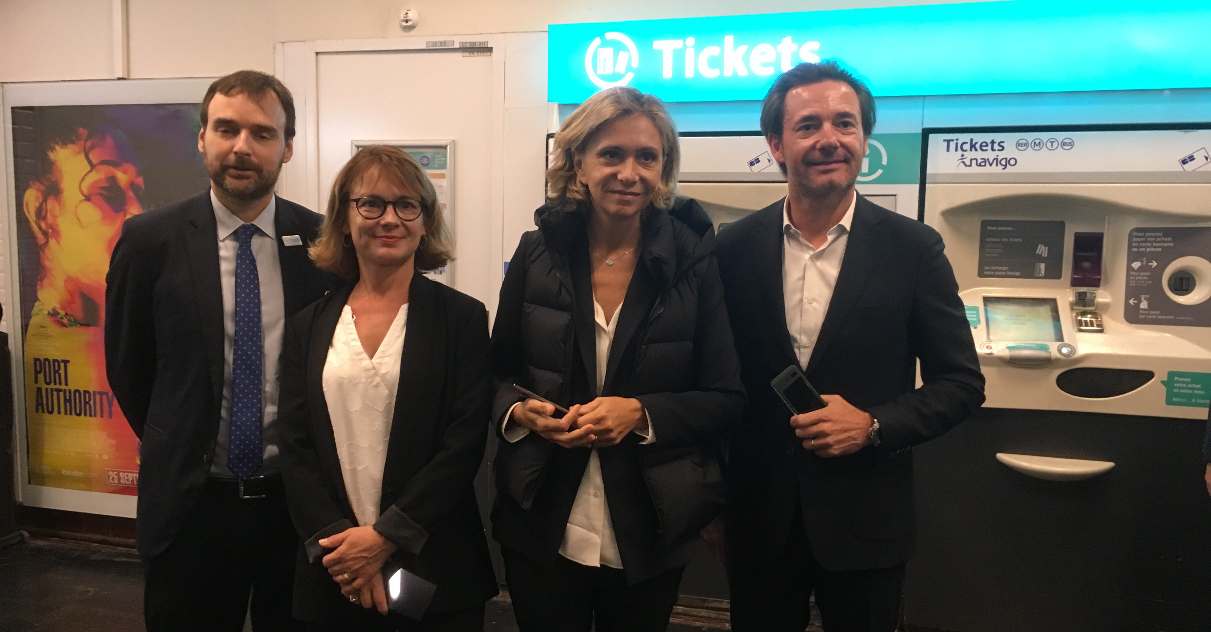 Valérie Pécresse présente le SmartNavigo le 25/09/2019 en présence de Laurent Probst, DG IDFM (à gauche), Marie-Noëlle Jégo-Laveissière, DGA Orange (2ème à gauche, et Laurent Moquet, directeur marketing Samsung France (à droite)