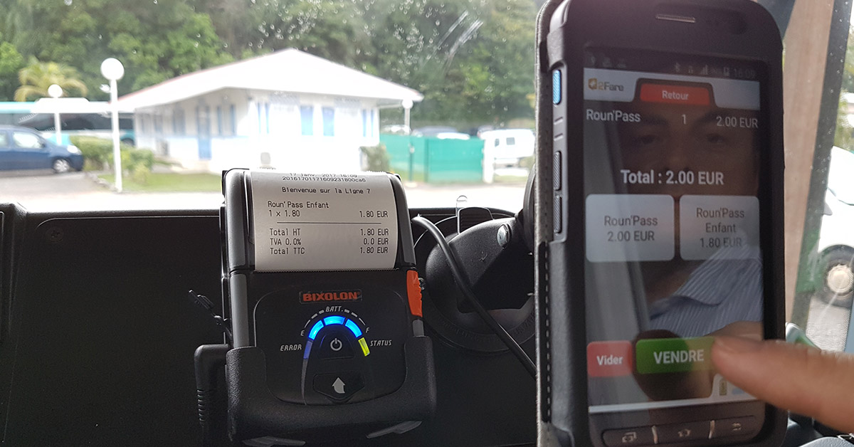 Une tablette fixée sur un pupitre près du poste de conduite permet de vendre et de valider les billets. Et d’envoyer ces données à l'opérateur ou la collectivité locale.