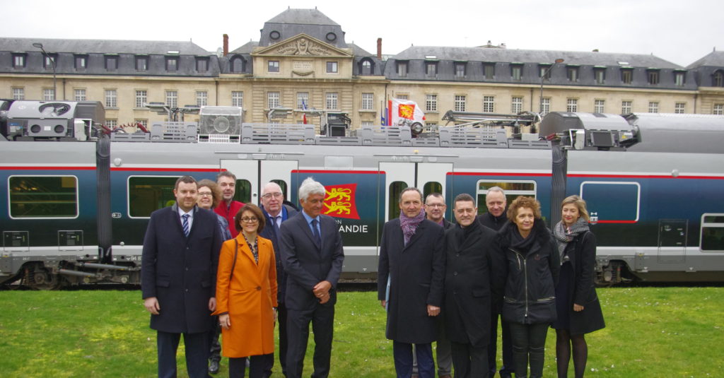 Présentation de l'Omneo Premium devant l'Hôtel de Région de Normandie