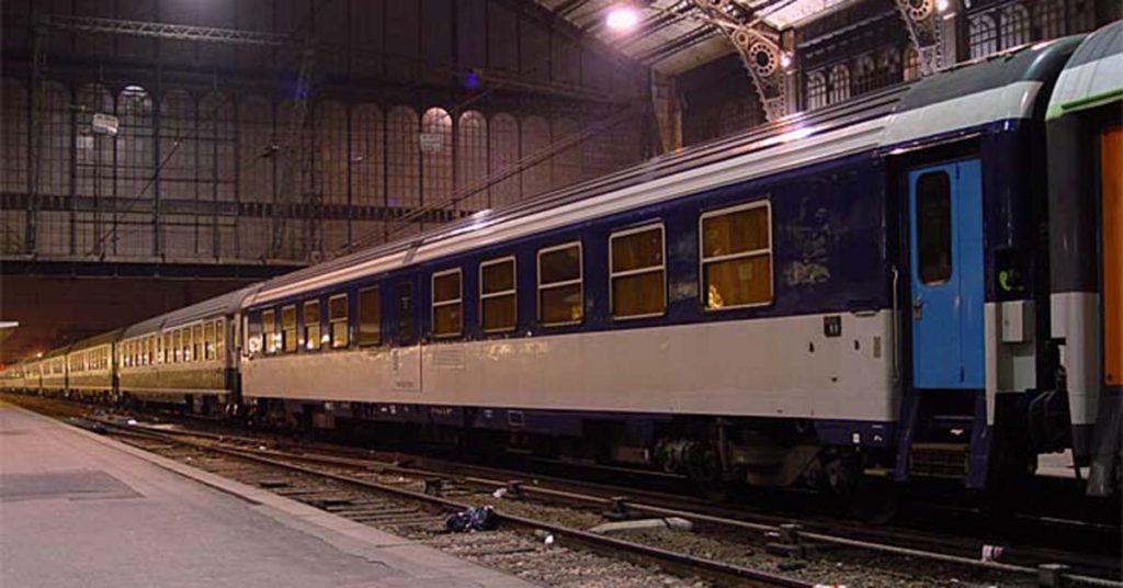 Récemment retirées de service, les voitures ambulance Corail se distinguaient par leur large porte centrale coulissante.