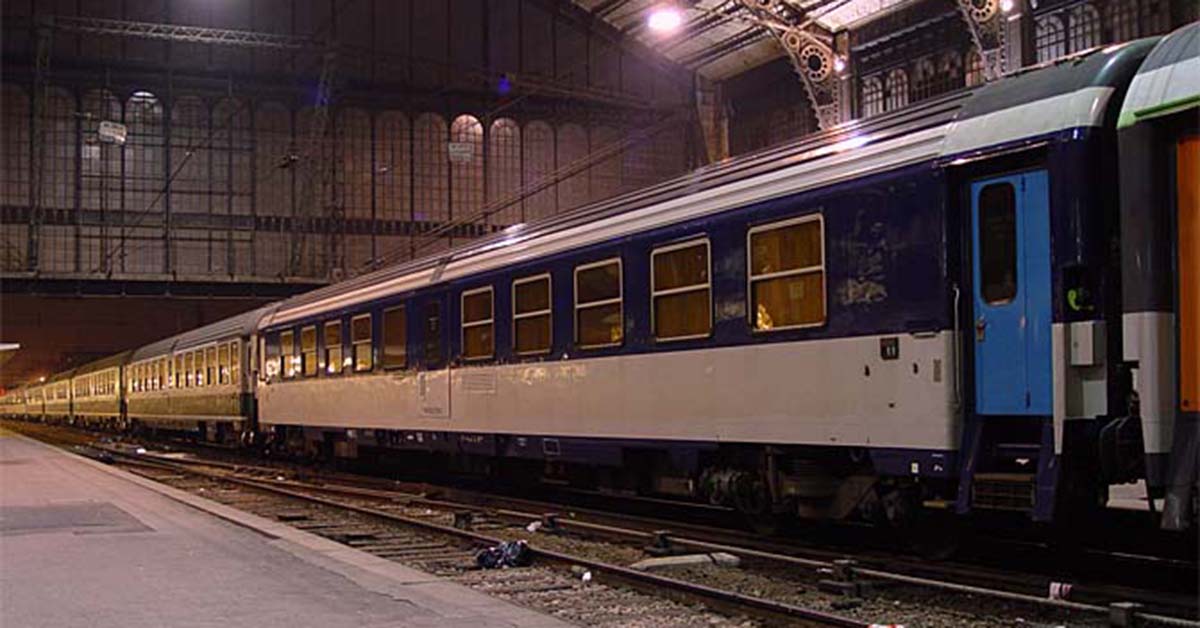 Récemment retirées de service, les voitures ambulance Corail se distinguaient par leur large porte centrale coulissante.