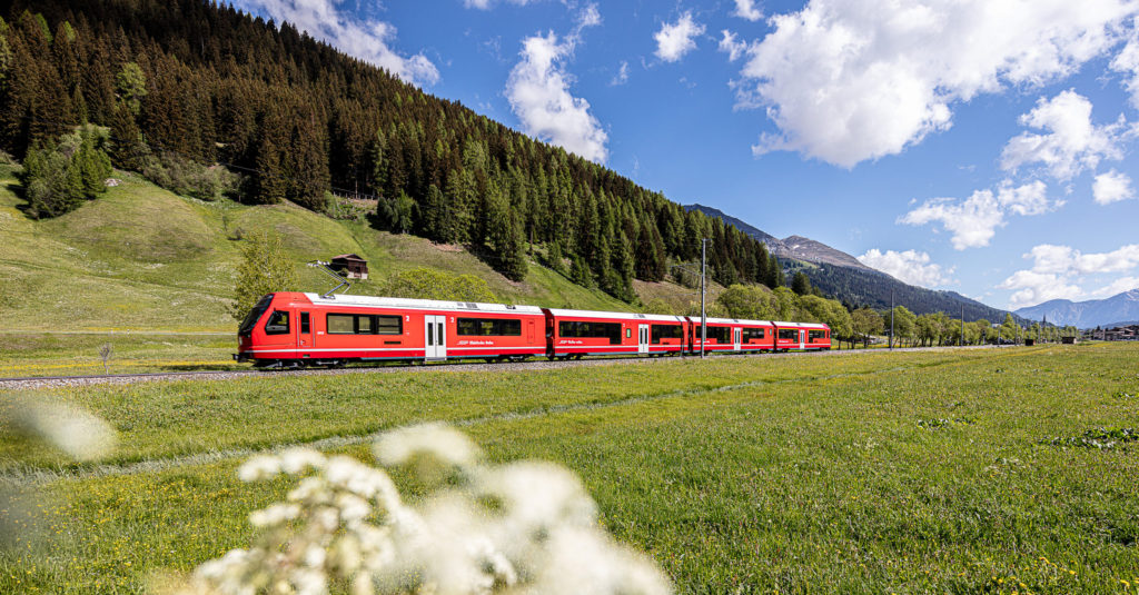Rame Stadler Capricorn du Chemin de fer rhétique (RhB) non loin de Davos.
