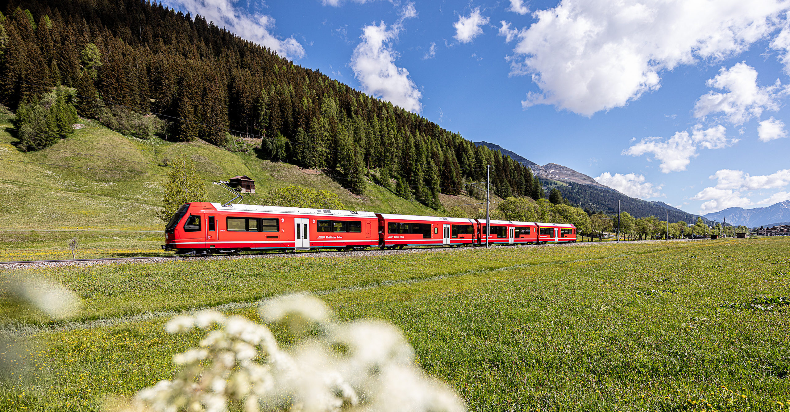 Rame Stadler Capricorn du Chemin de fer rhétique (RhB) non loin de Davos.