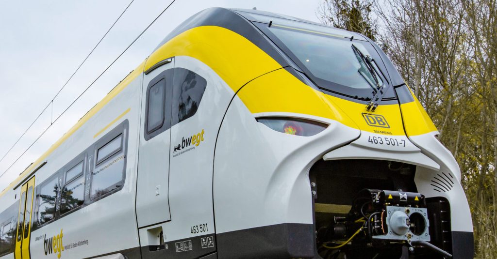 Der erste Triebzug der neuen Regionaltriebzugplattform Mireo ist fertiggestellt. Insgesamt acht Vorserienfahrzeuge werden im unternehmenseigenen Prüf- und Validationcenter (PCW) in Betrieb gesetzt. Bevor das Fahrzeug erstmals im deutschen Bahnnetz unterwegs sein darf, wird ein umfangreiches Testprogramm absolviert. / The first trainset of the new Mireo regional train platform has been completed. A total of eight pre-production trains will be commissioned at the company’s Test and Validation Center (PCW) in Wegberg-Wildenrath. Before the train is allowed to operate for the first time in Germany’s rail network, an extensive test program must be completed.