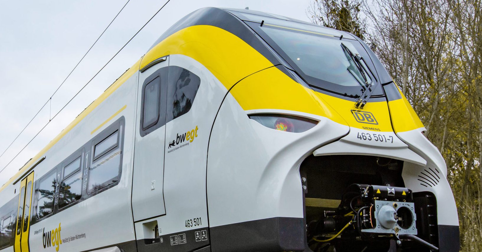 Der erste Triebzug der neuen Regionaltriebzugplattform Mireo ist fertiggestellt. Insgesamt acht Vorserienfahrzeuge werden im unternehmenseigenen Prüf- und Validationcenter (PCW) in Betrieb gesetzt. Bevor das Fahrzeug erstmals im deutschen Bahnnetz unterwegs sein darf, wird ein umfangreiches Testprogramm absolviert. / The first trainset of the new Mireo regional train platform has been completed. A total of eight pre-production trains will be commissioned at the company’s Test and Validation Center (PCW) in Wegberg-Wildenrath. Before the train is allowed to operate for the first time in Germany’s rail network, an extensive test program must be completed.