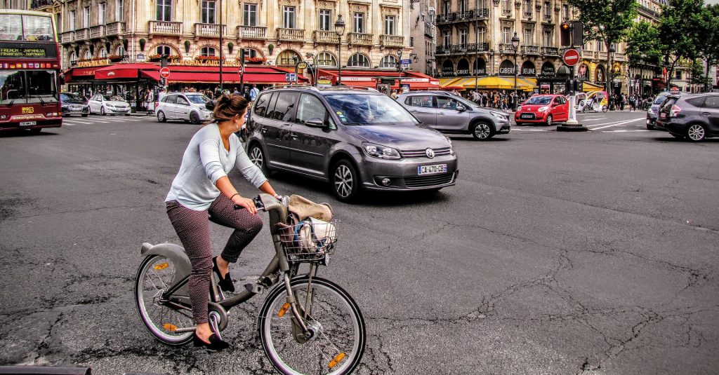 Pour suppléer aux transports publics désertés par crainte de la contamination, le vélo apparaît comme l’une des solutions.