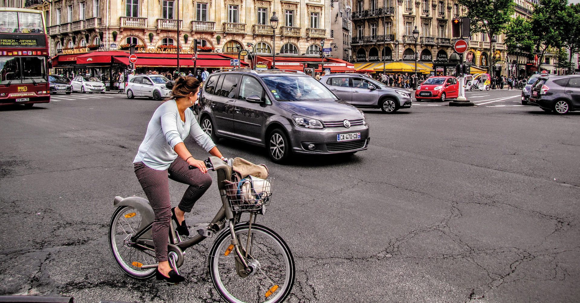 Pour suppléer aux transports publics désertés par crainte de la contamination, le vélo apparaît comme l’une des solutions.