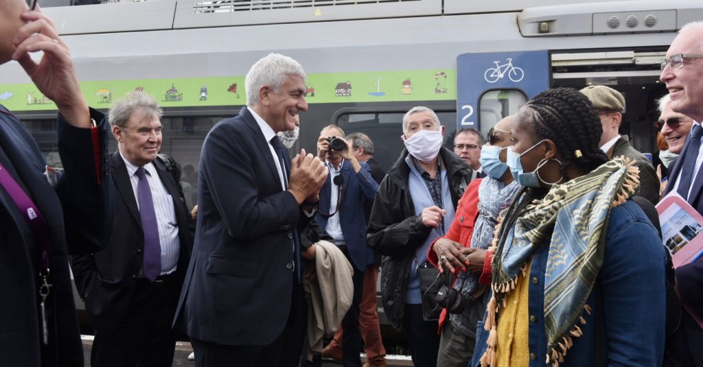 Arrivée à Pontorson du premier train direct de la liaison Paris - Mont Saint Michel