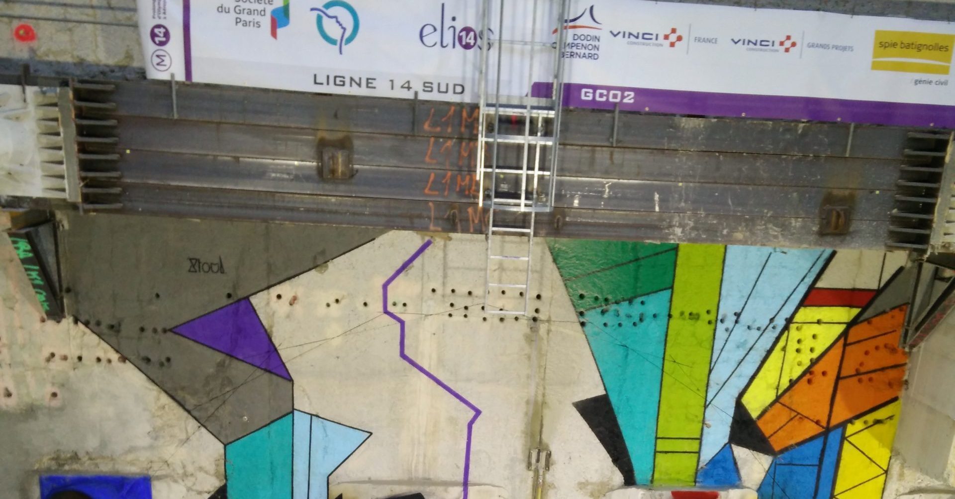 La RATP avait laissé libre cours à l’artiste Stoul, pour réaliser une œuvre éphémère que le tunnelier a détruite en perçant le mur le 3 mars pour prolonger la ligne 14.
