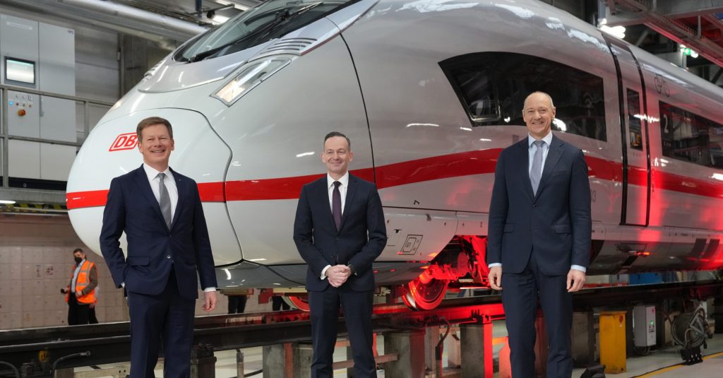 (Berlin, 1. Februar 2022) Die Deutsche Bahn (DB) kauft 43 weitere Züge des neuen ICE 3neo für rund 1,5 Milliarden Euro bei Siemens. Die Vorstandsvorsitzenden Richard Lutz (DB) und Roland Busch (Siemens AG) gaben den Auftrag heute in Berlin im Beisein von Bundesverkehrsminister Volker Wissing bekannt. Die DB erweitert ihre Flotte so um insgesamt 73 ICE 3neo. Dr. Richard Lutz, Vorstandsvorsitzender der Deutschen Bahn AG Dr. Volker Wissing, Bundesminister für Digitales und Verkehr Dr. Roland Busch, Vorsitzender des Vorstands der Siemens AG