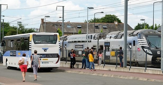Car BreizhGo, arrêt à la gare de Combourg