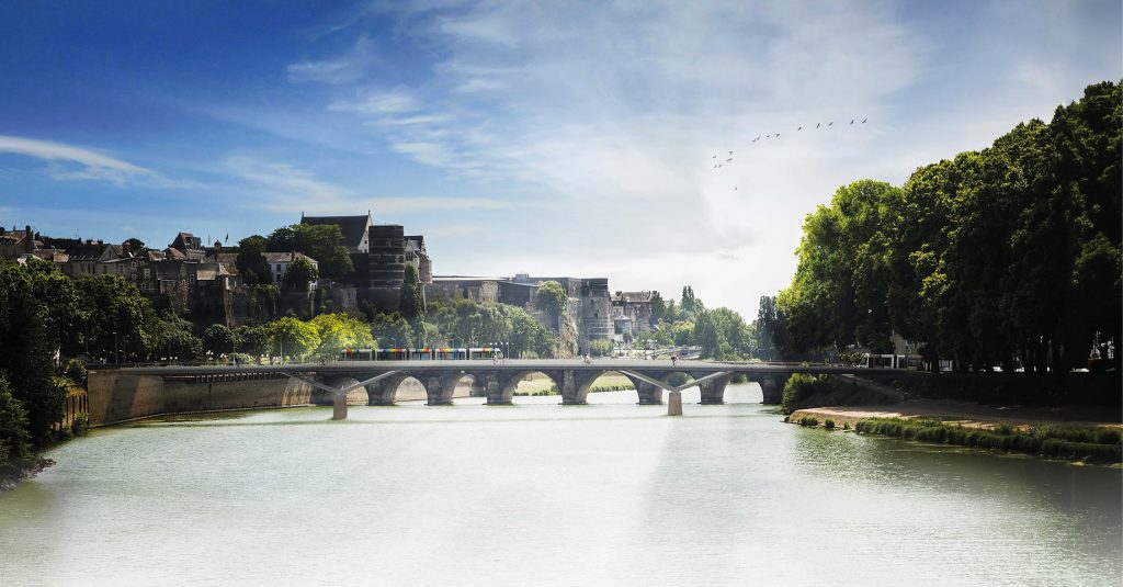 Le 8 juillet, Angers passe d’une seule ligne de tram à un réseau de trois lignes, dont deux empruntent le nouveau pont des Arts-et-Métiers sur la Maine.