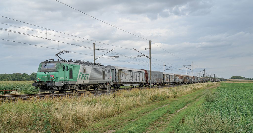 Le gouvernement veut mettre en place un scénario de « discontinuité » visant à faire disparaître Fret SNCF (et sa dette) avant de relancer deux nouvelles entités à l’activité réduite, l’une dédiée à l’exploitation, l’autre chargée de la maintenance.