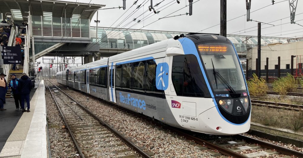 Arrivée du T12 à Massy-Palaiseau.