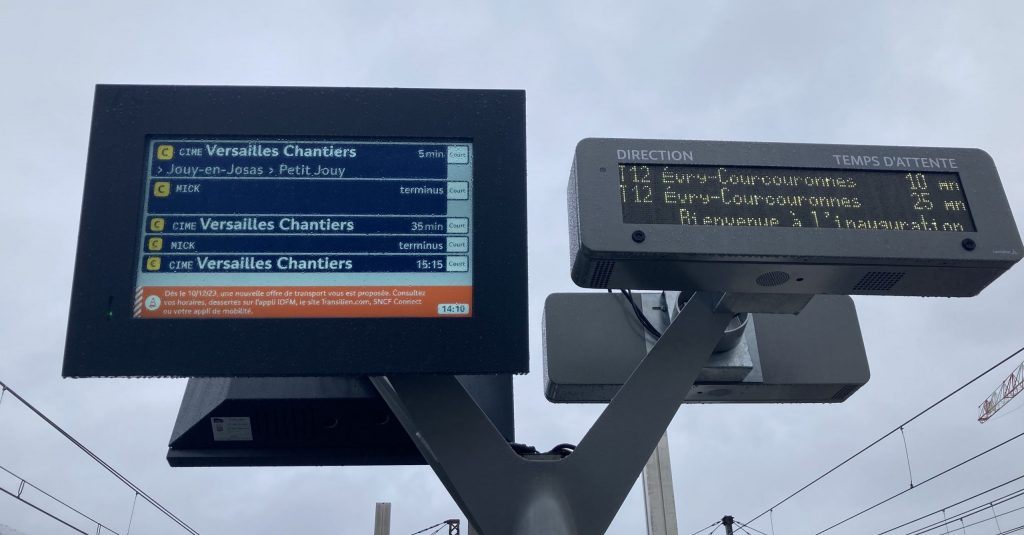 Prochains départs sur le « RER C » (en fait, la ligne V) et le T12 à Massy-Palaiseau.