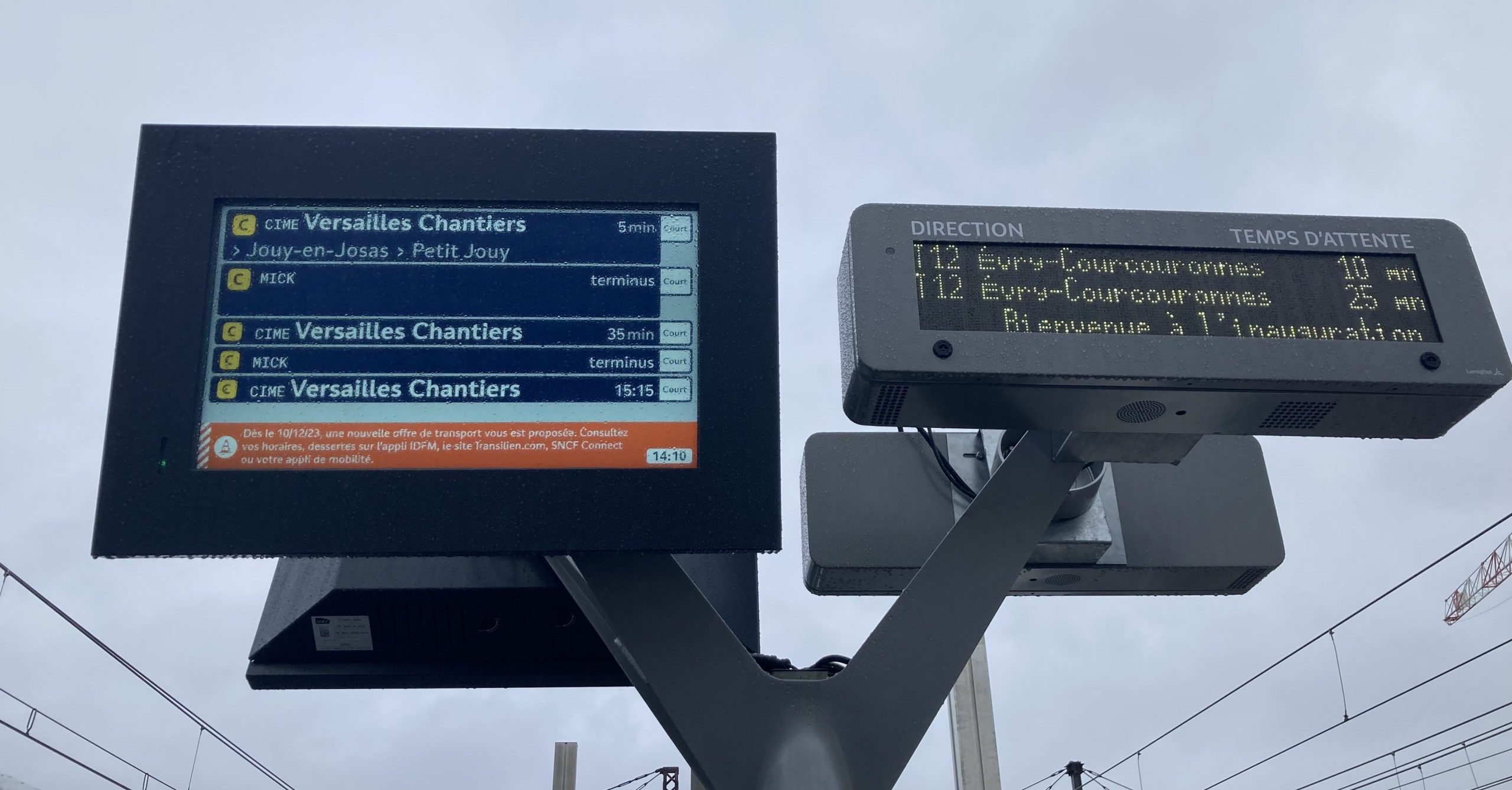 Prochains départs sur le « RER C » (en fait, la ligne V) et le T12 à Massy-Palaiseau.