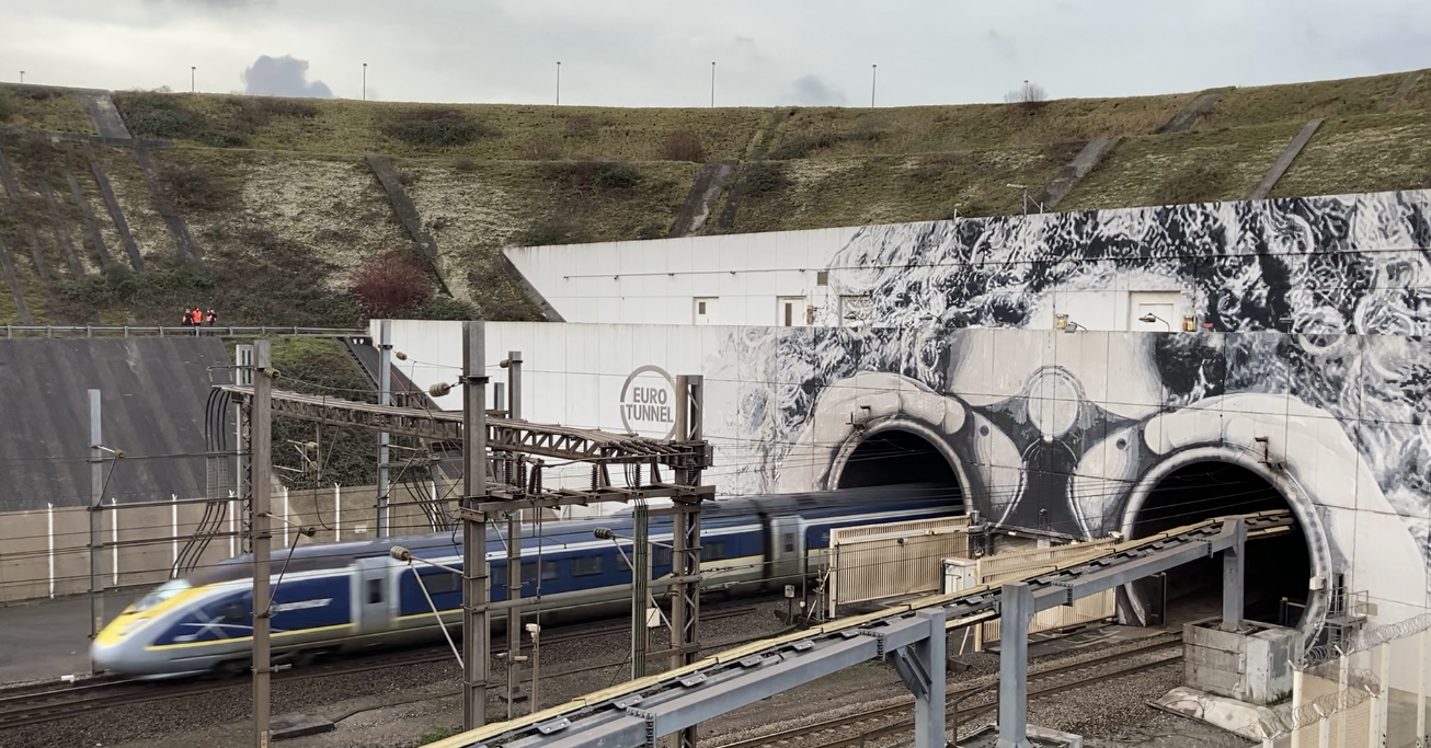 Un Eurostar pour Londres entre dans le tunnel sous la Manche