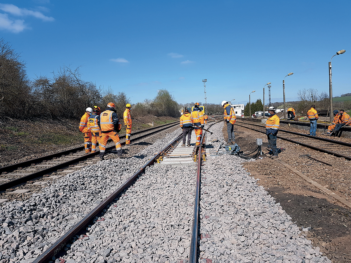 réseau ferroviaire Travaux de SNCF Réseau, remplacement des appareils de voie entre Langres et Saint-Julien-les-Villas.