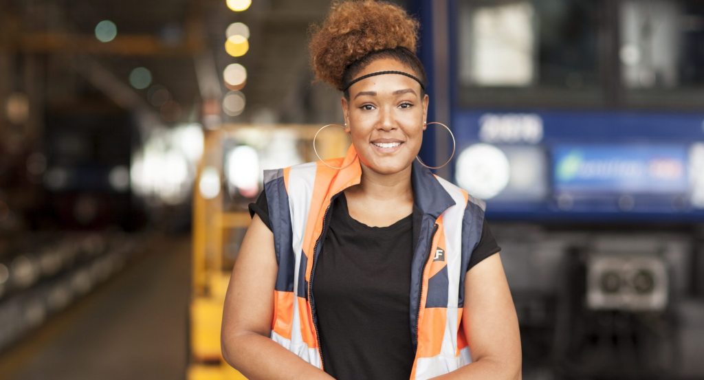 Portrait d'une agente de maintenance dans un technicentre